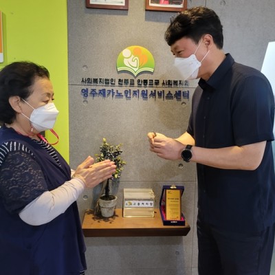 06/04 김병순 자원봉사자 5000시간 배지 전달 이미지